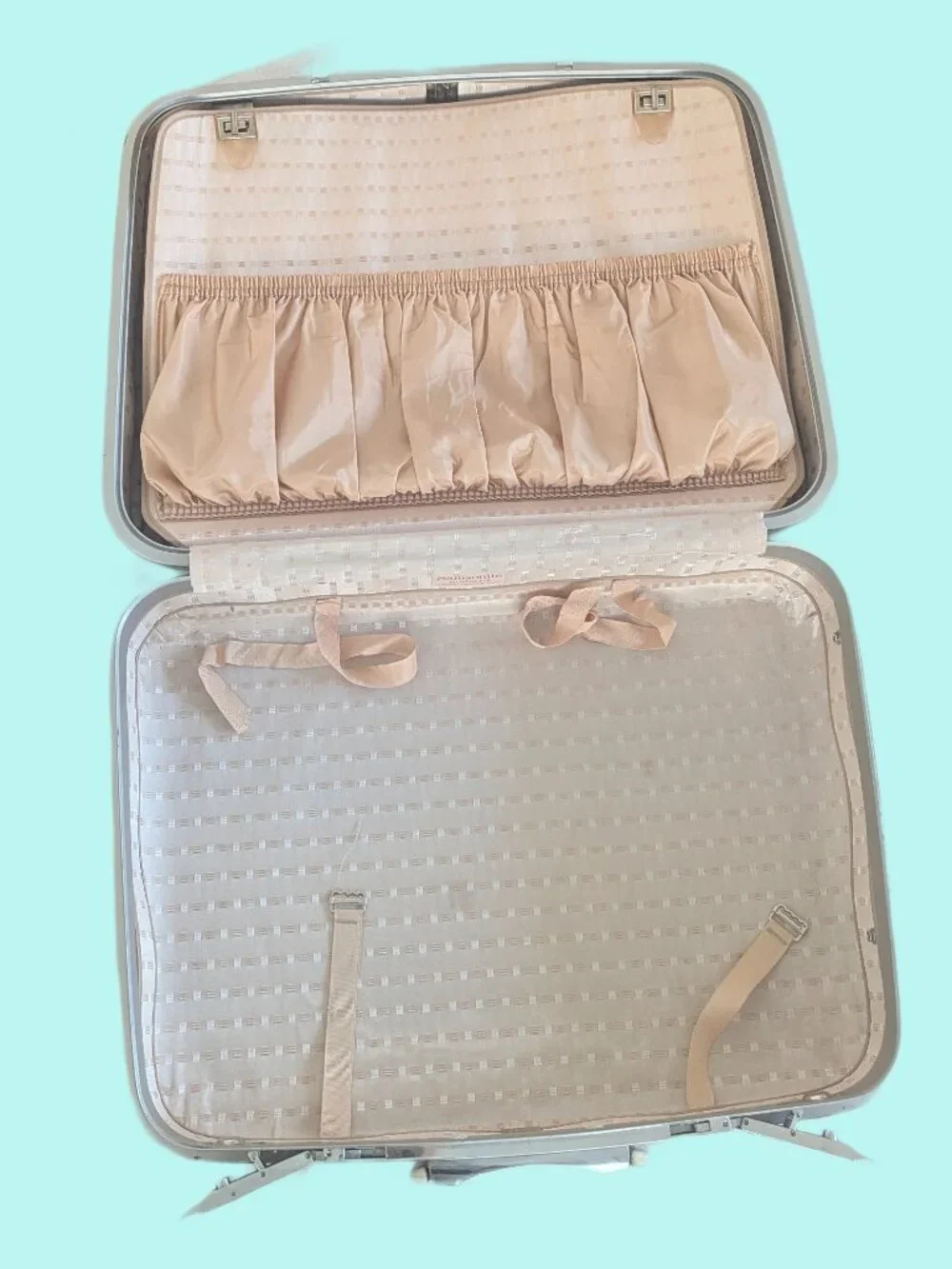 Vintage Samsonite Silhouette White Hardshell Suitcase